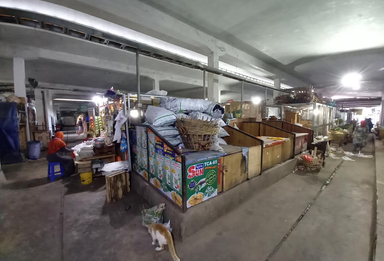Aktivitas Pasar Peterongan...