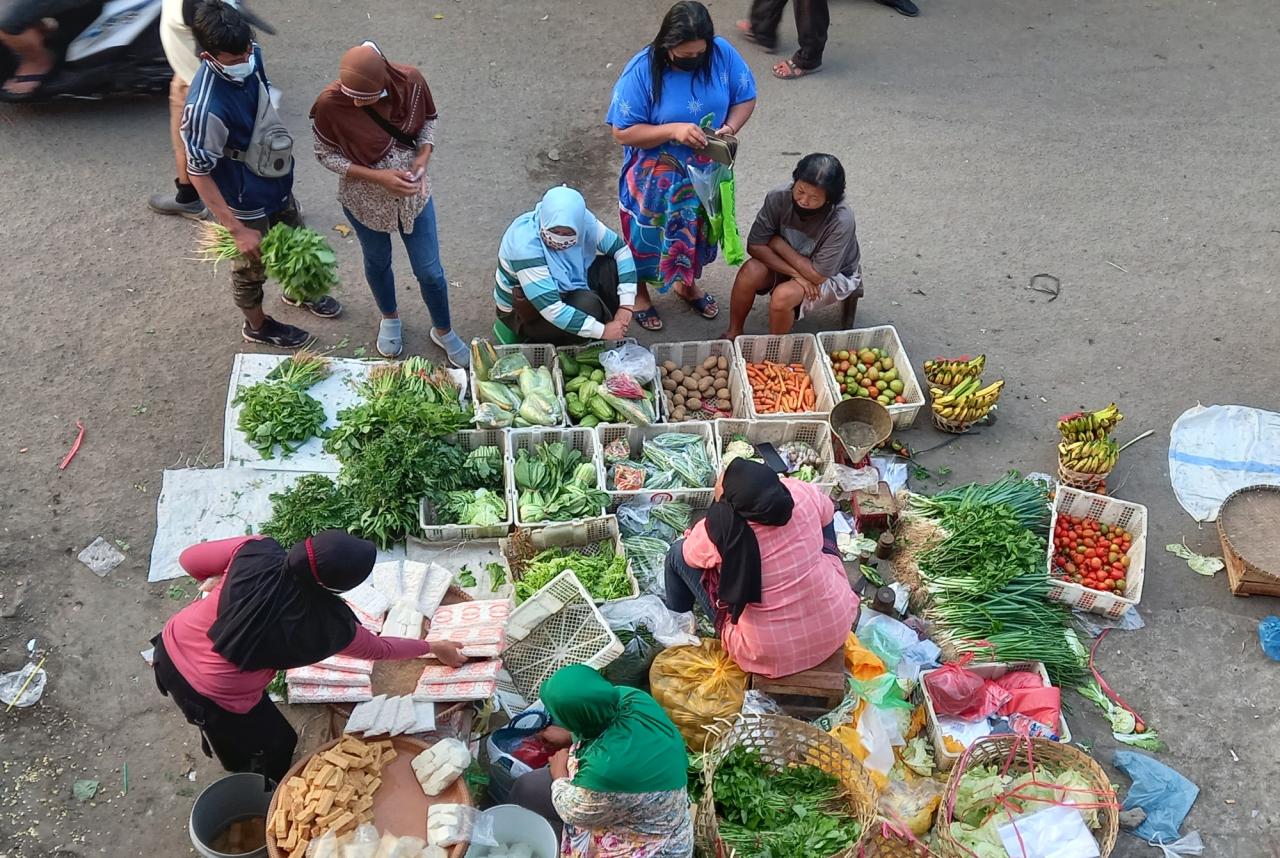 Aktivitas Pasar Peterongan...