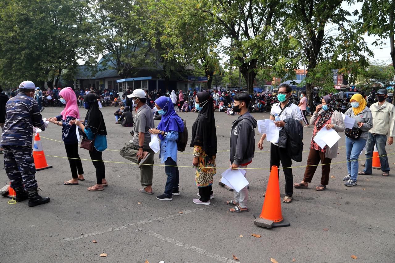 Ribuan Orang Serbu Vaksin...