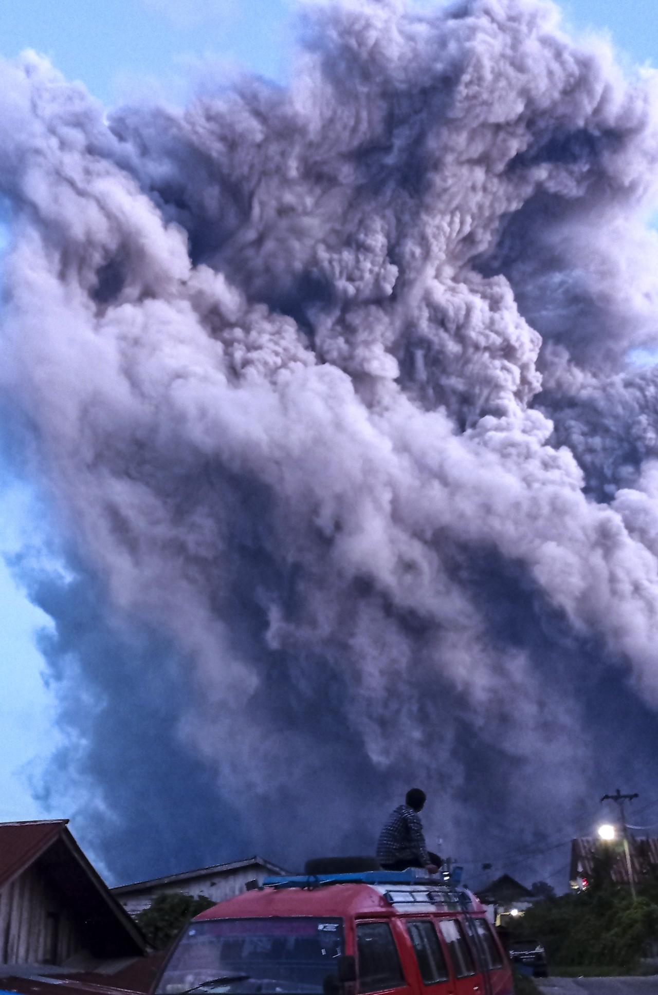 Potret Dahsyatnya Gunung...