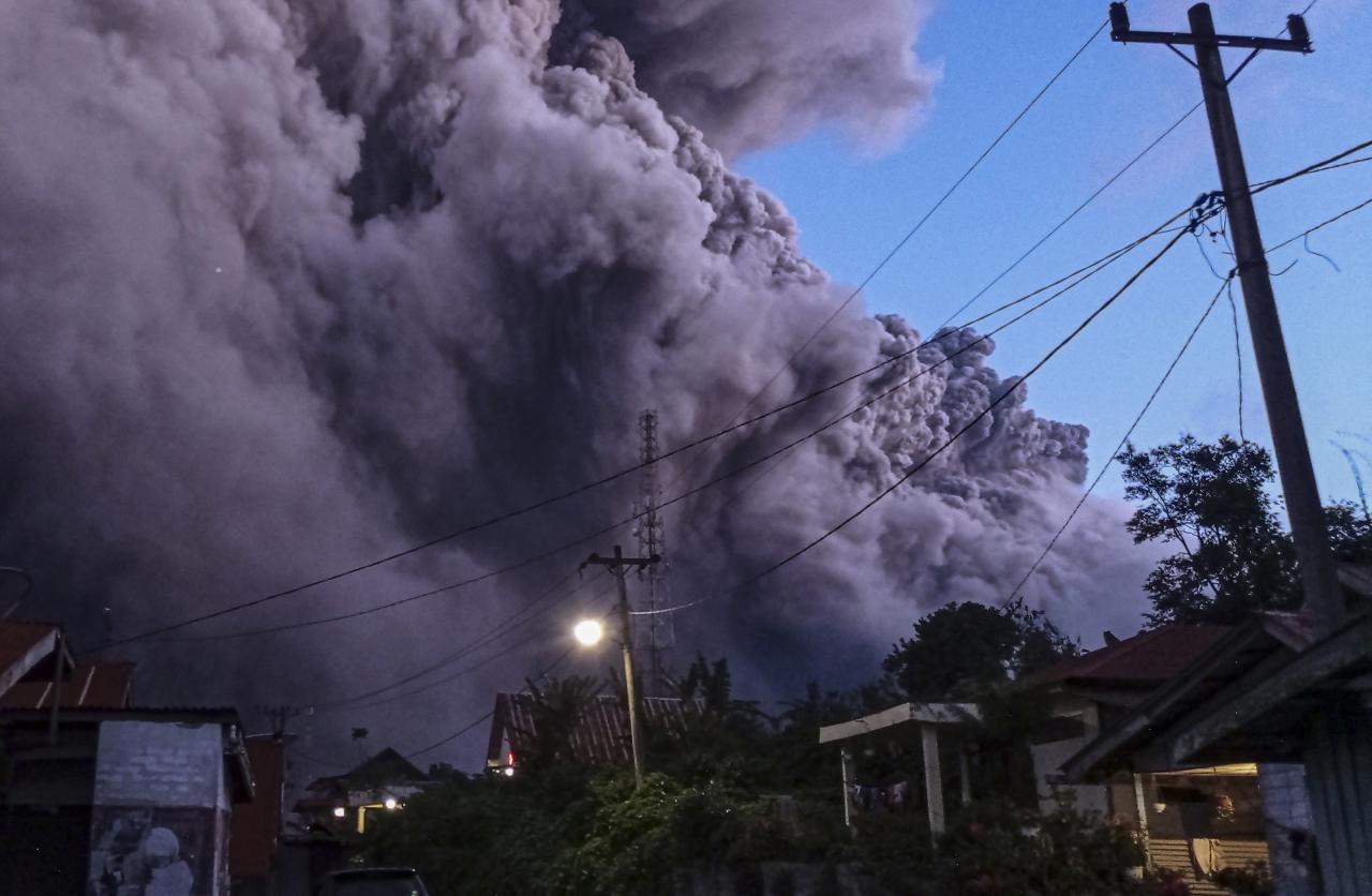 Potret Dahsyatnya Gunung...