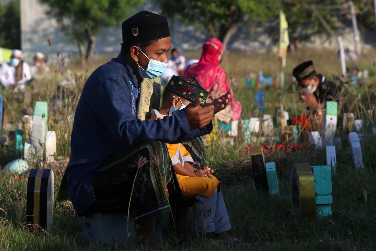 Tradisi Ziarah Kubur...