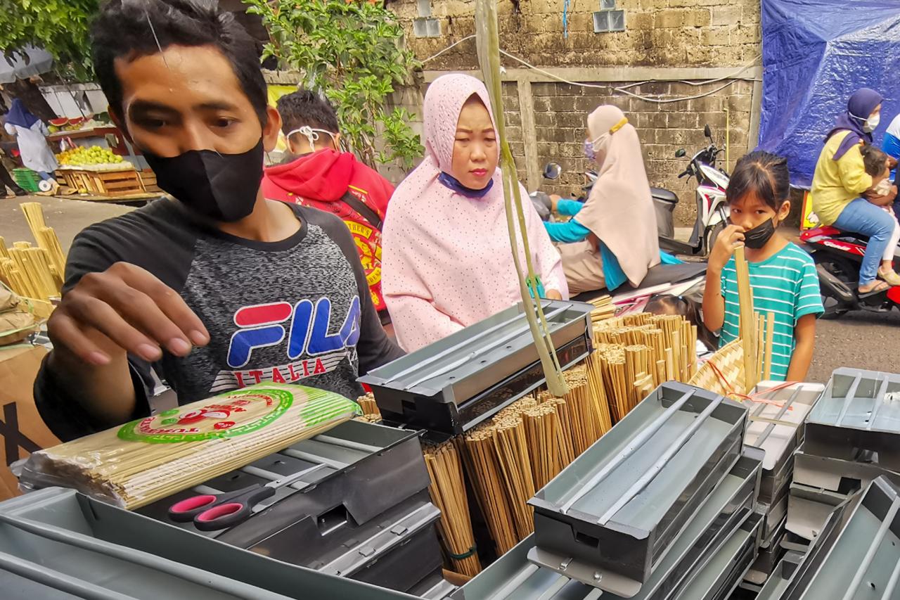 Pedagang Peralatan Bakar...