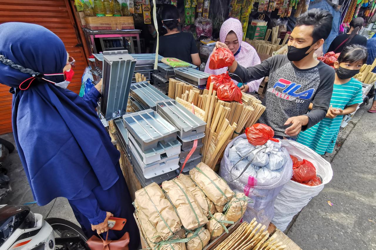 Pedagang Peralatan Bakar...