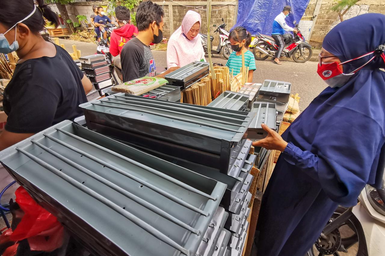Pedagang Peralatan Bakar...