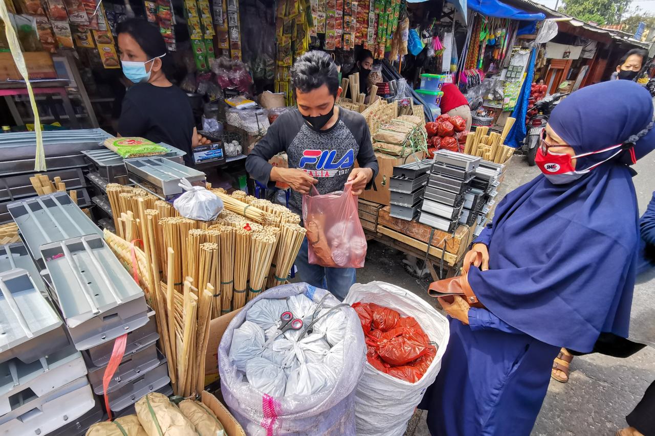 Pedagang Peralatan Bakar...