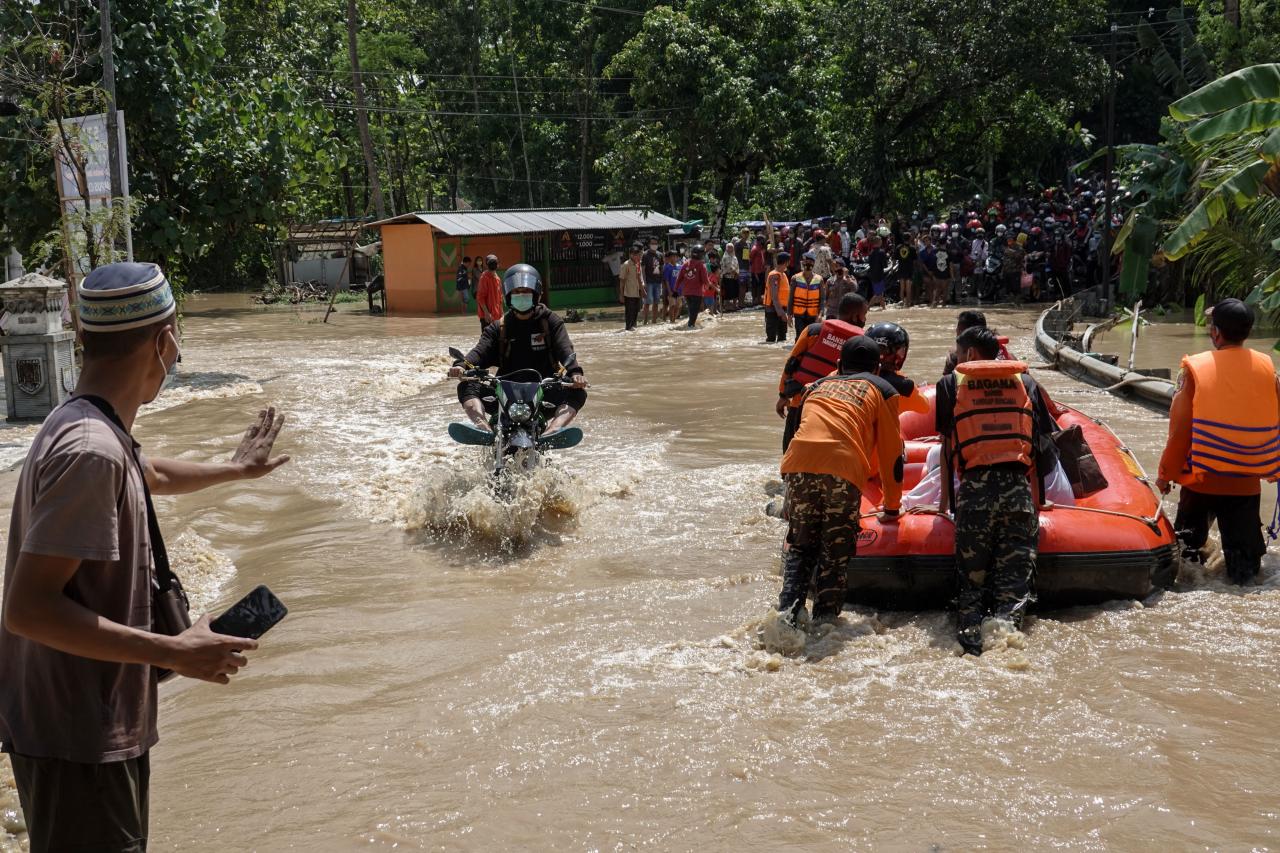 Banjir Genangi Jalan...