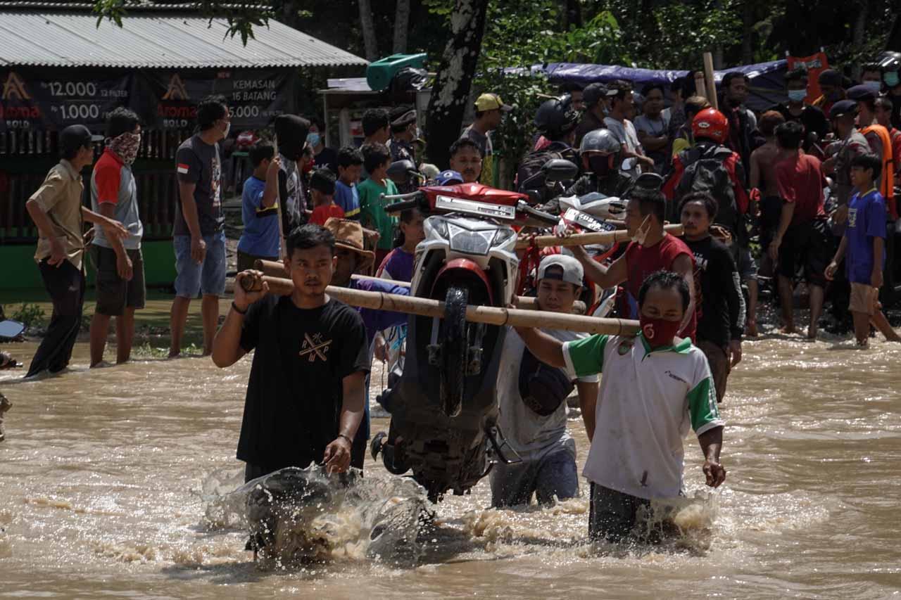Banjir Genangi Jalan...