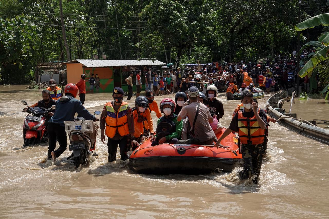 Banjir Genangi Jalan...