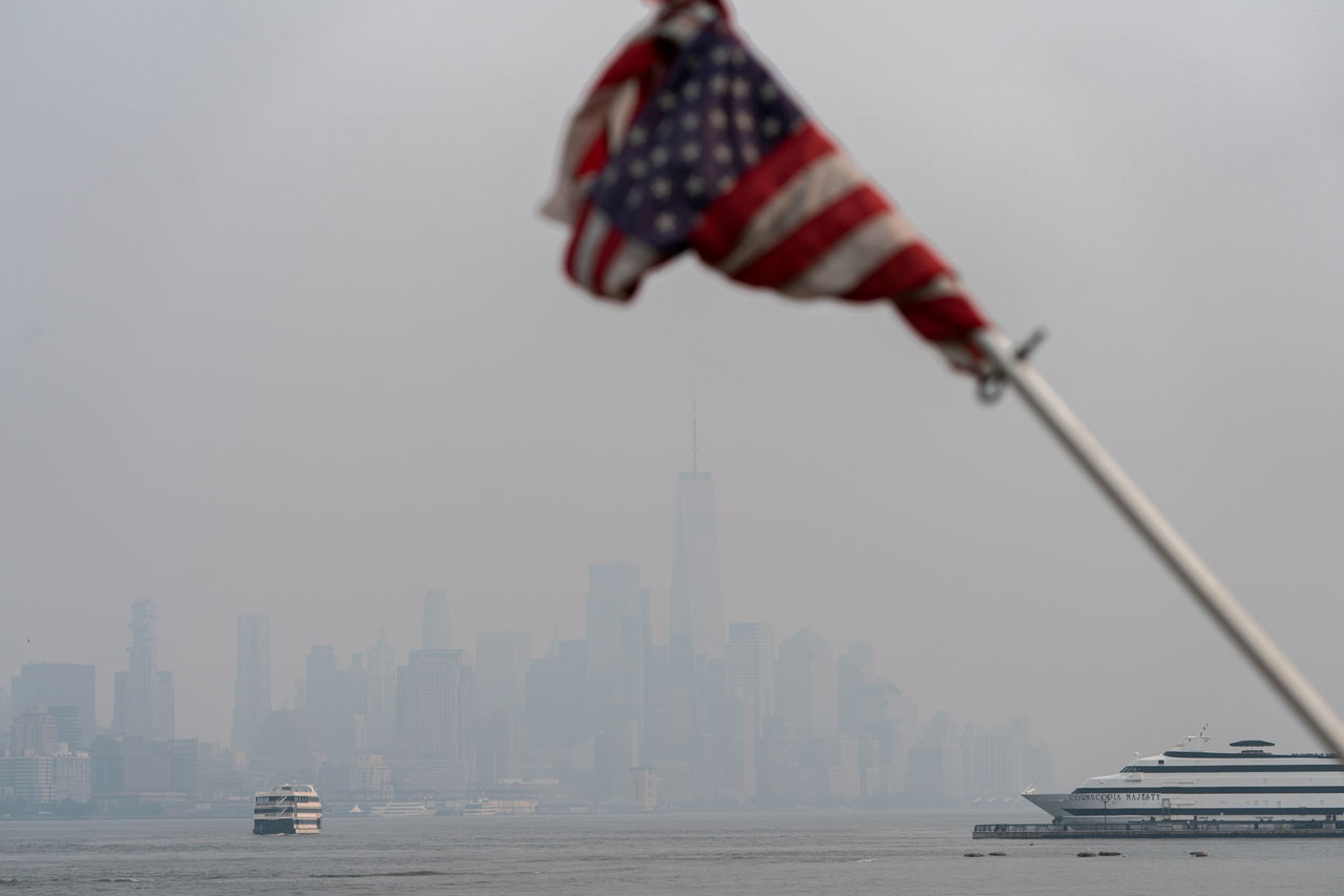 New York Diselimuti...