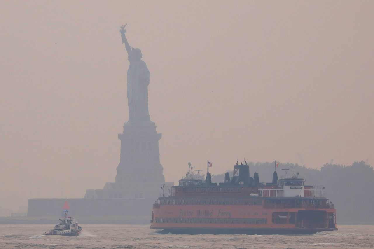 New York Diselimuti...