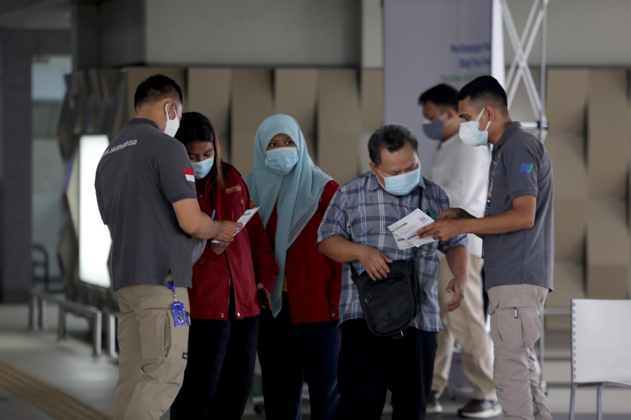 MRT Jakarta Gelar Vaksinasi...