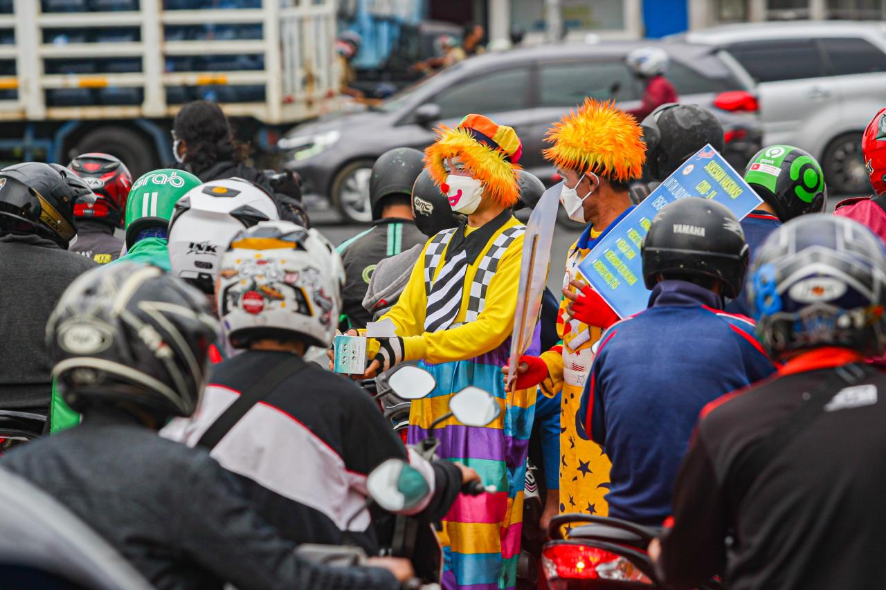 Aksi Badut Turun ke...