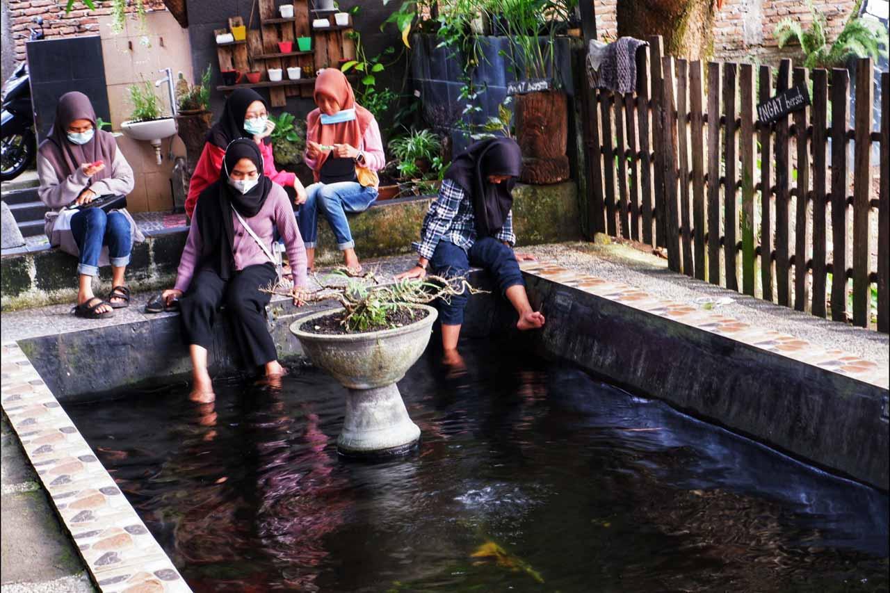 Menikmati Suasana Santai...