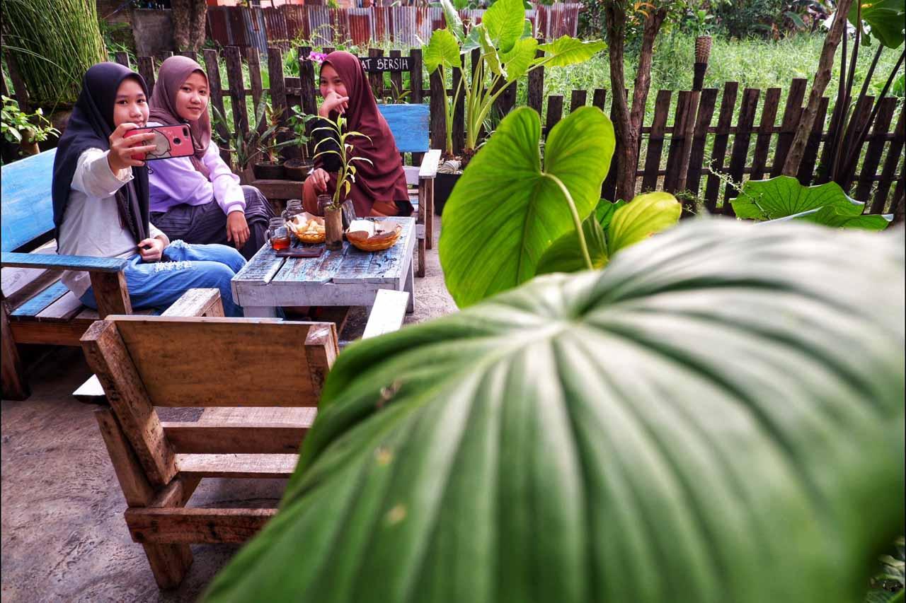 Menikmati Suasana Santai...