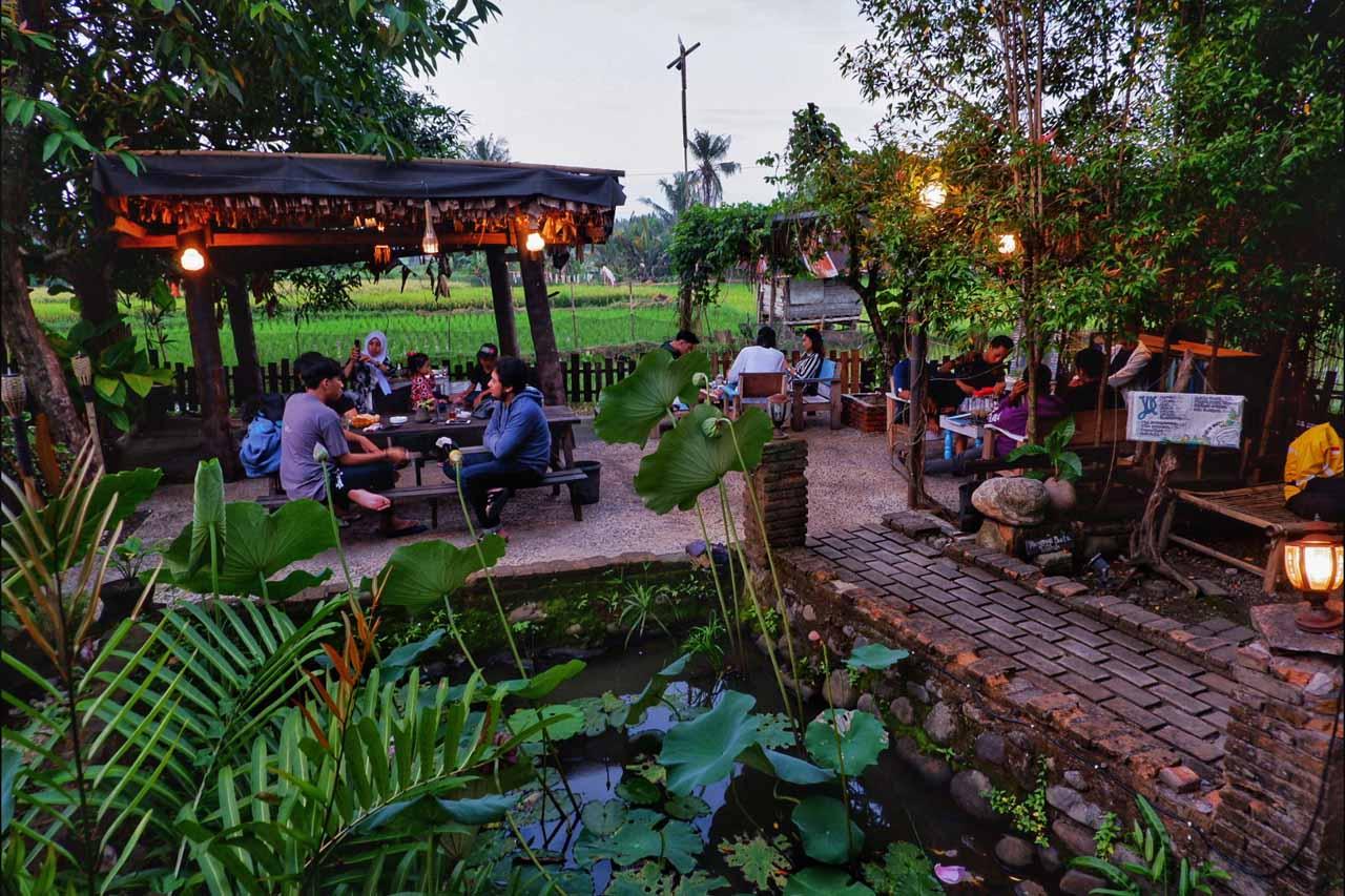 Menikmati Suasana Santai...