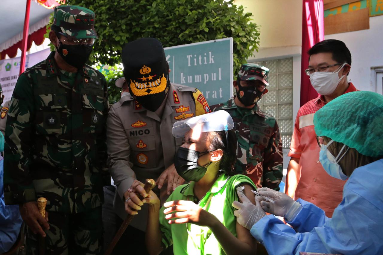 Aksi Lucu Buruh, Pegang...