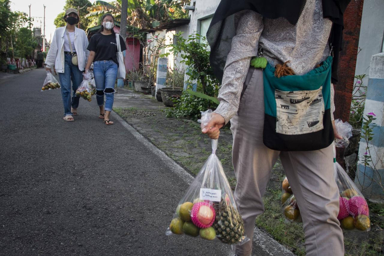 Aksi Berbagi Buah untuk...