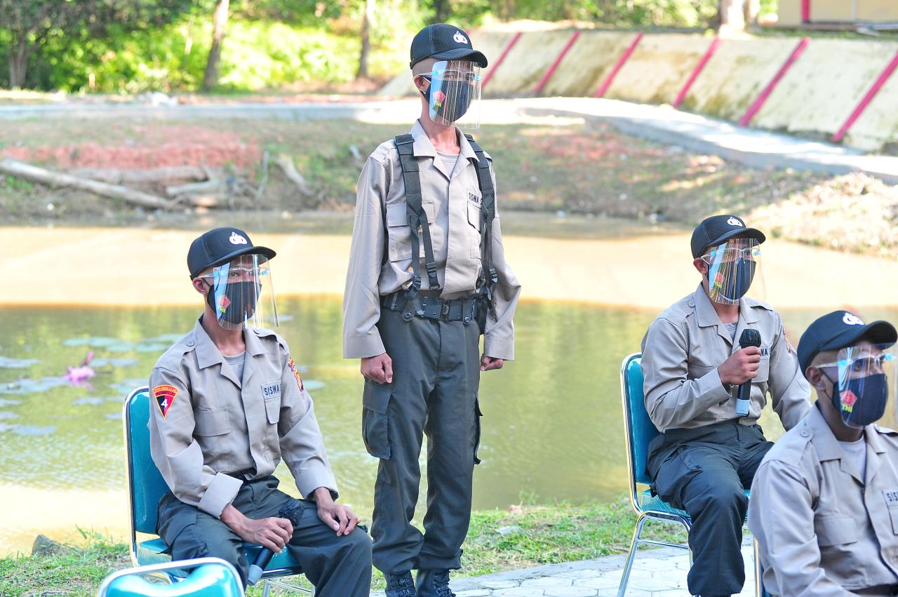 Luar Biasa, Tiga Warga...