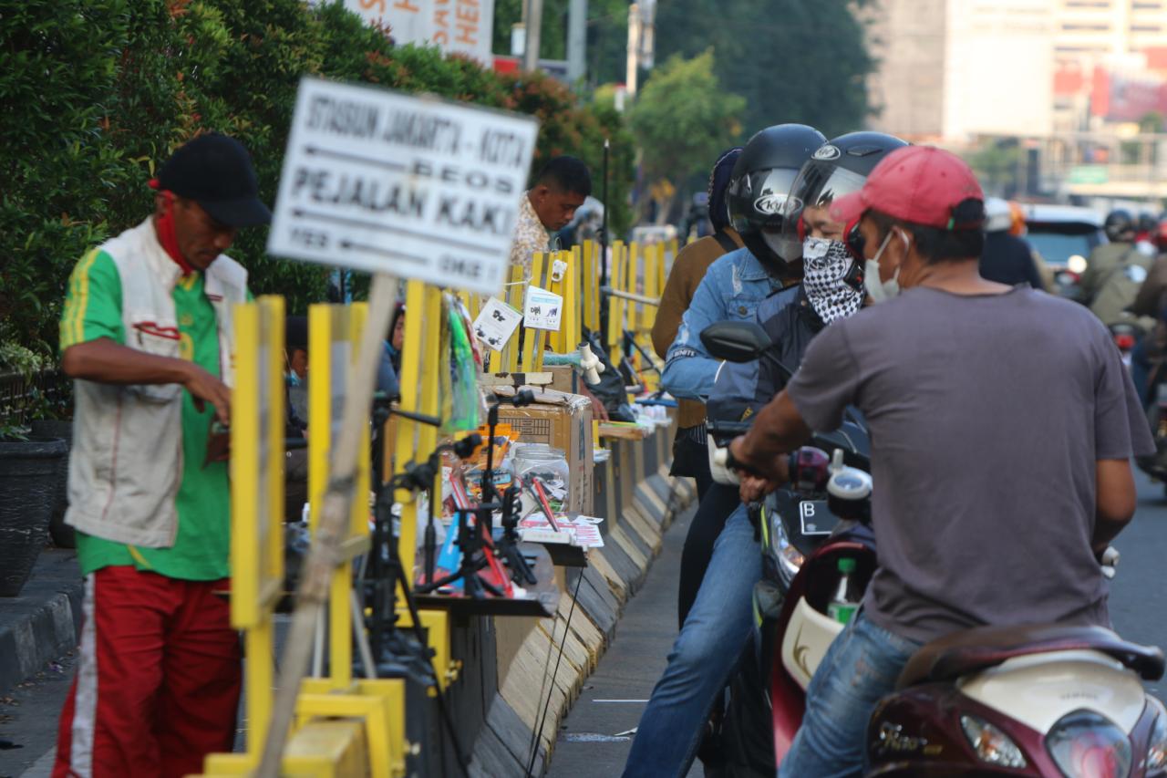 PKL Terdampak PPKM Level...