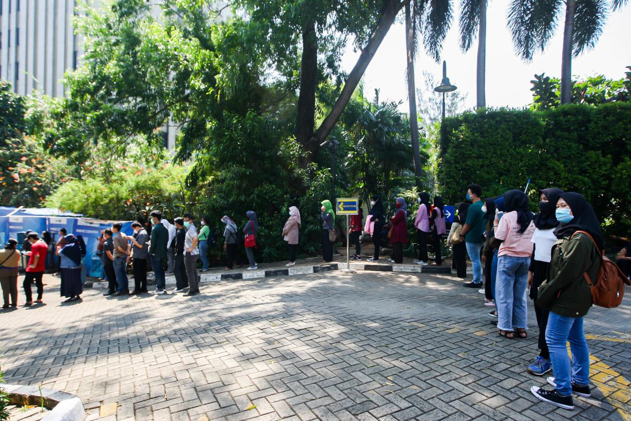 Antusias Warga Penuhi...