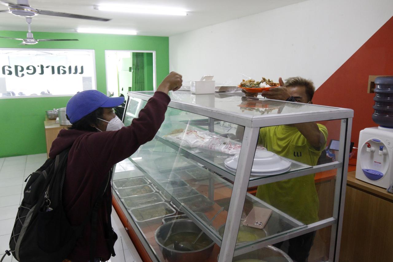 Aturan Makan di Tempat...