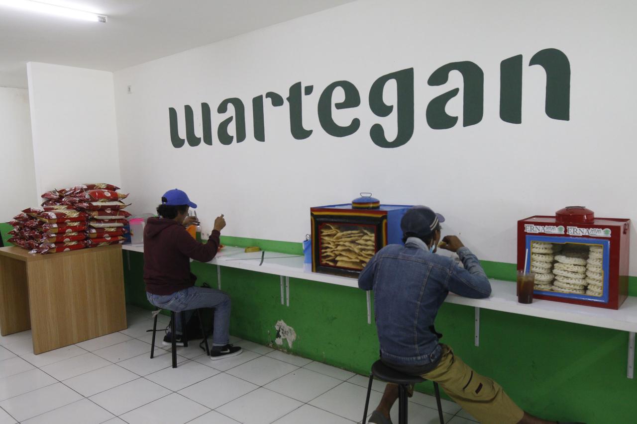 Aturan Makan di Tempat...