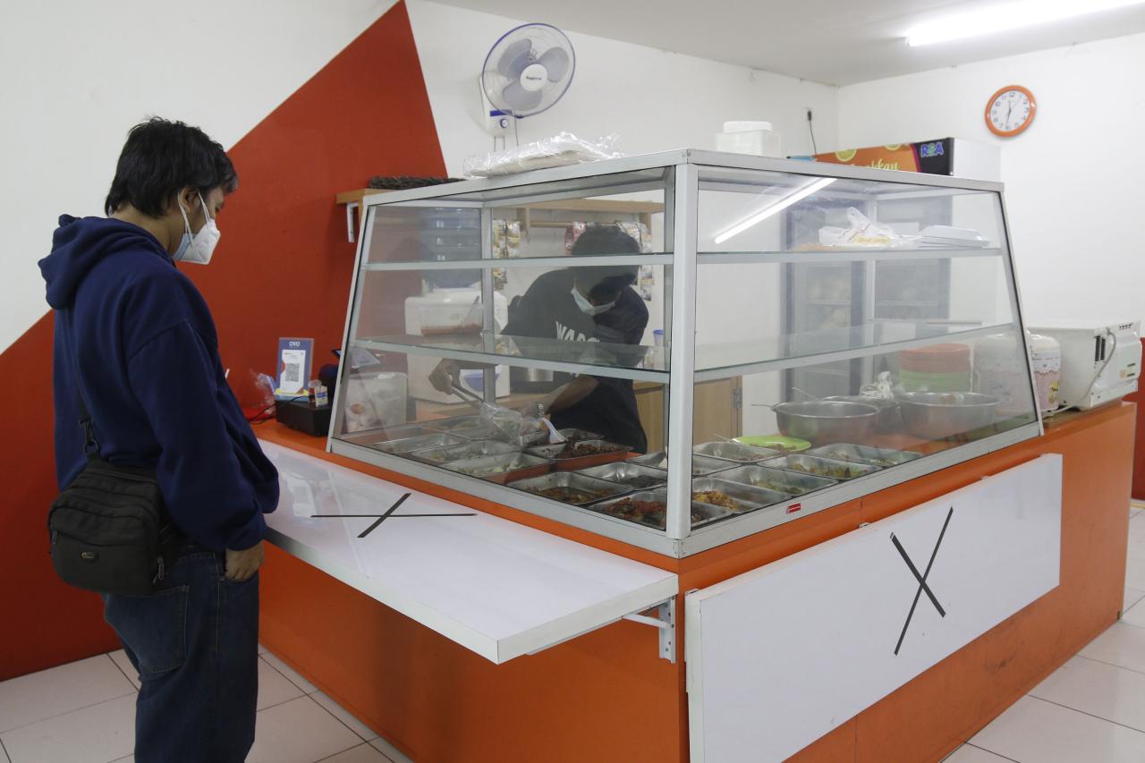 Aturan Makan di Tempat...