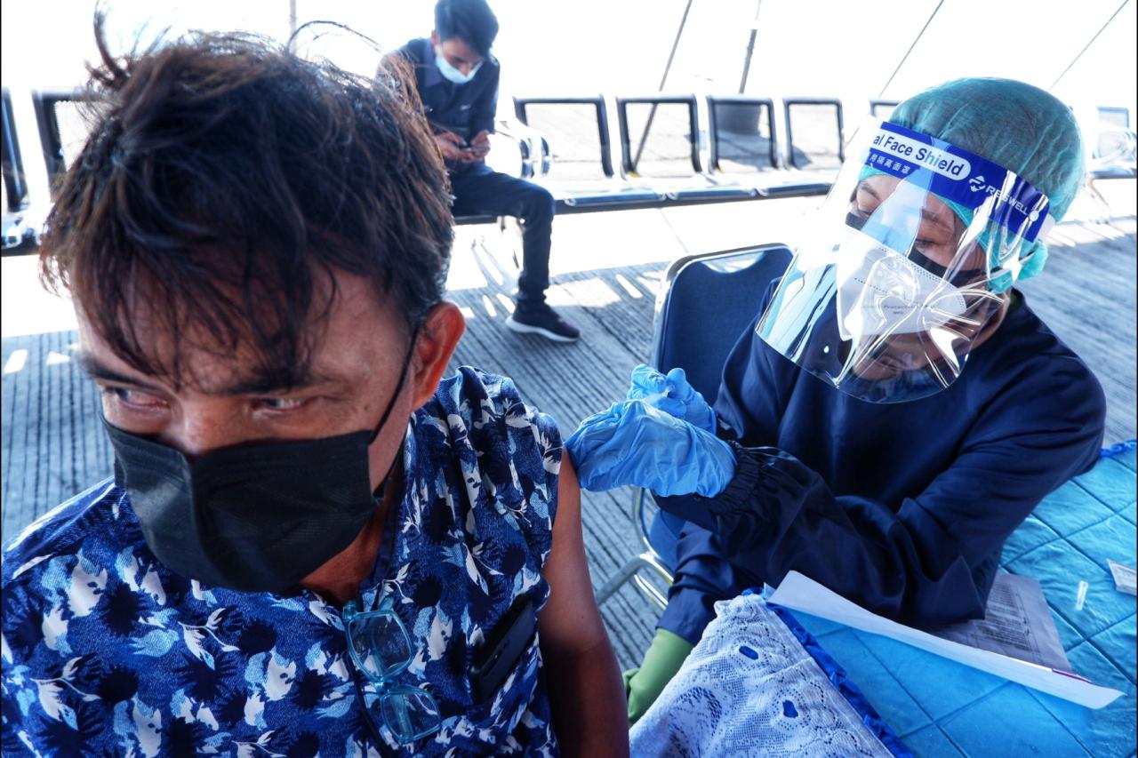 Pelindo IV Gelar Vaksinasi...