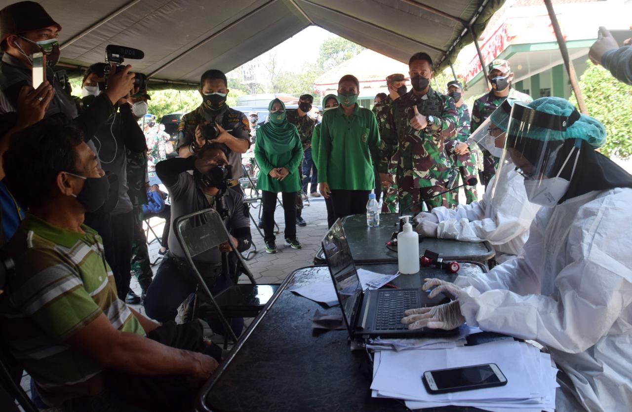 Kunjungi Rumah Sakit...
