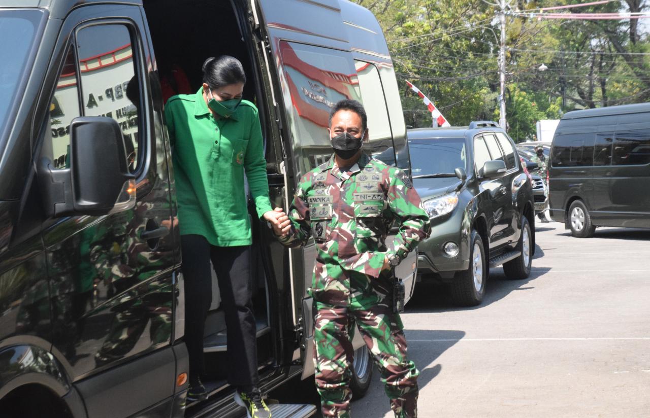 Kunjungi Rumah Sakit...