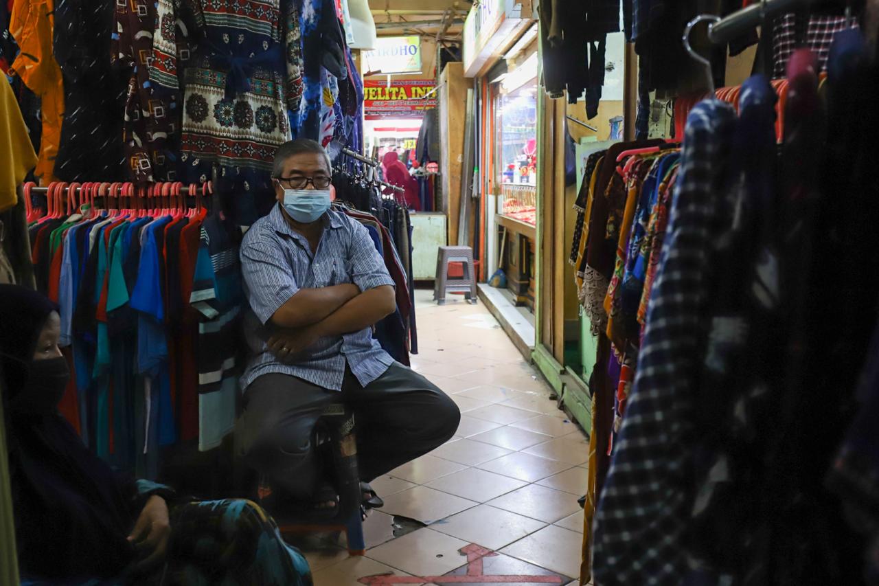 Pedagang Alami Penurunan...