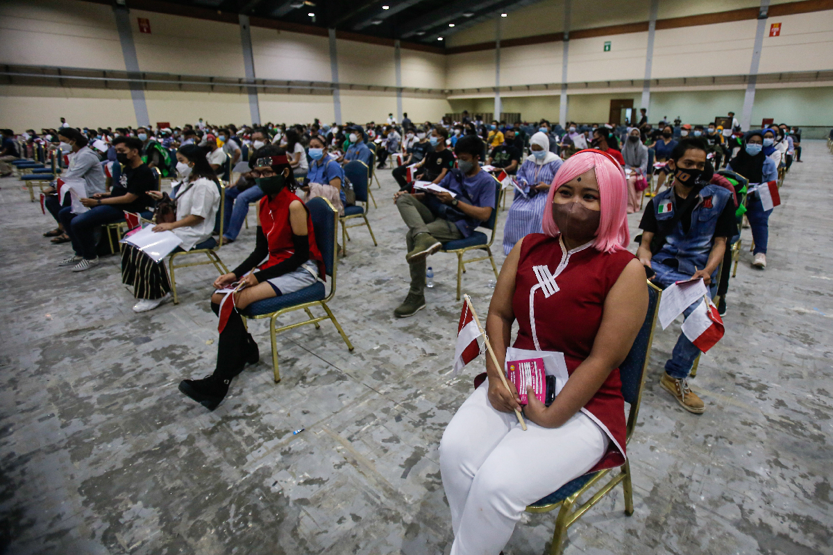 Cosplayer Ikut Vaksinasi...