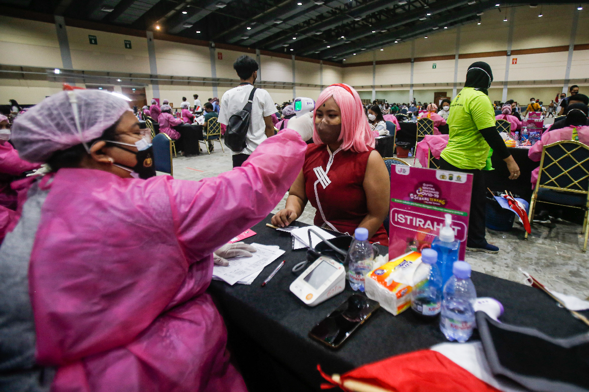 Cosplayer Ikut Vaksinasi...