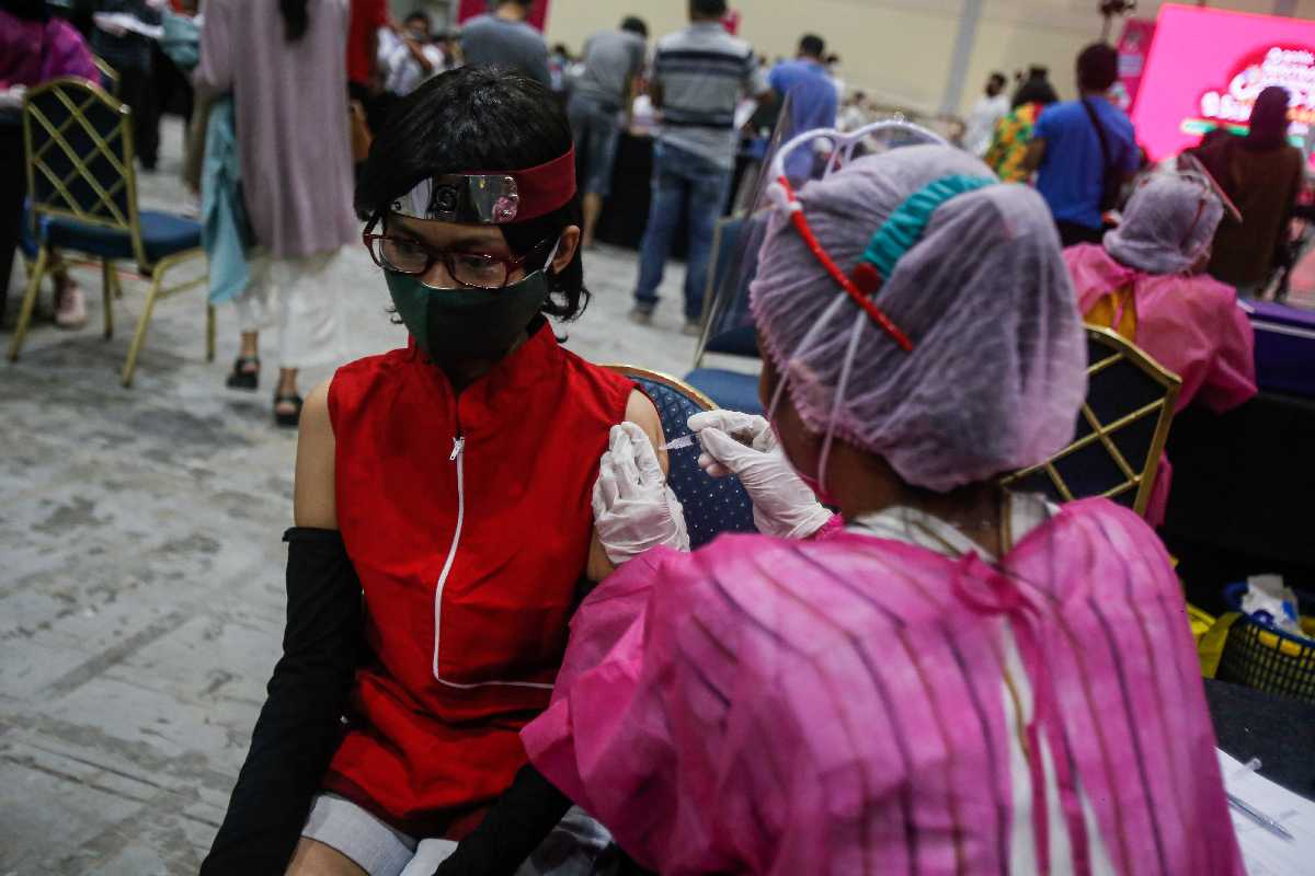 Cosplayer Ikut Vaksinasi...