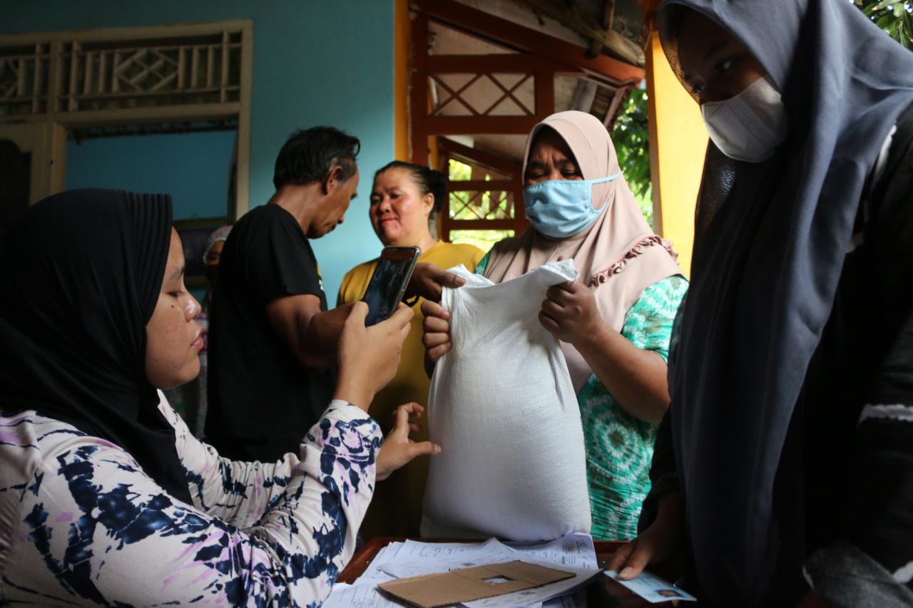 Distribusi Bansos Beras...