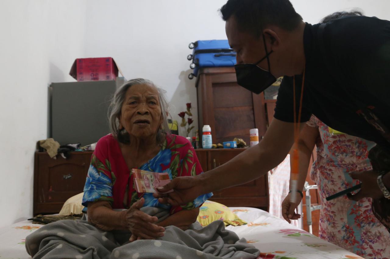 Blusukan Kampung, Petugas...