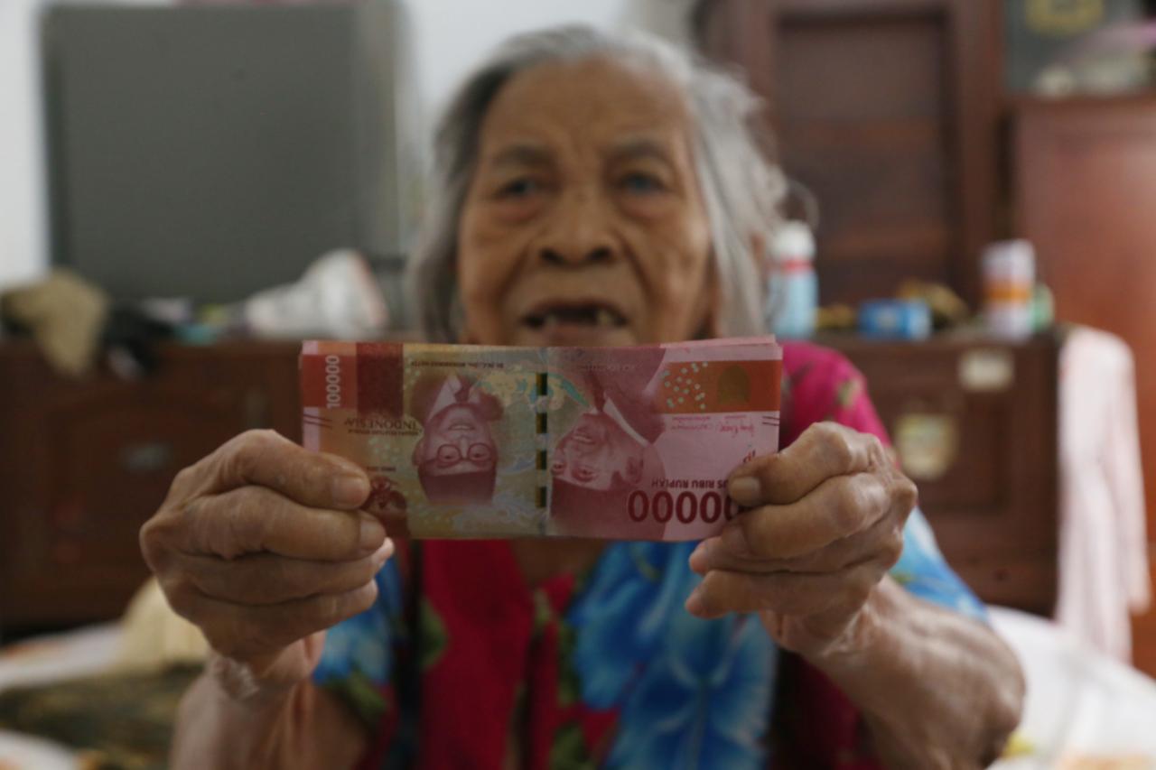 Blusukan Kampung, Petugas...