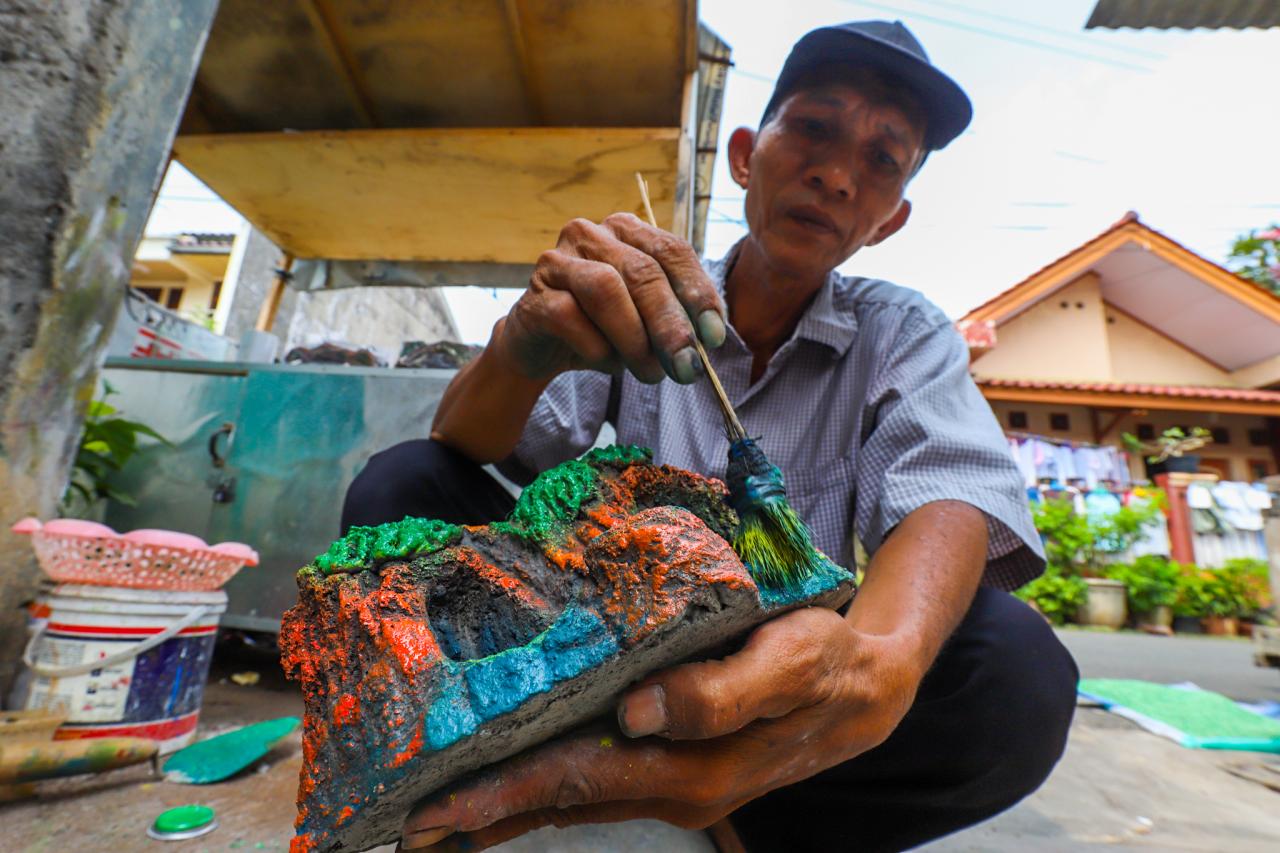Menyambung Hidup di...