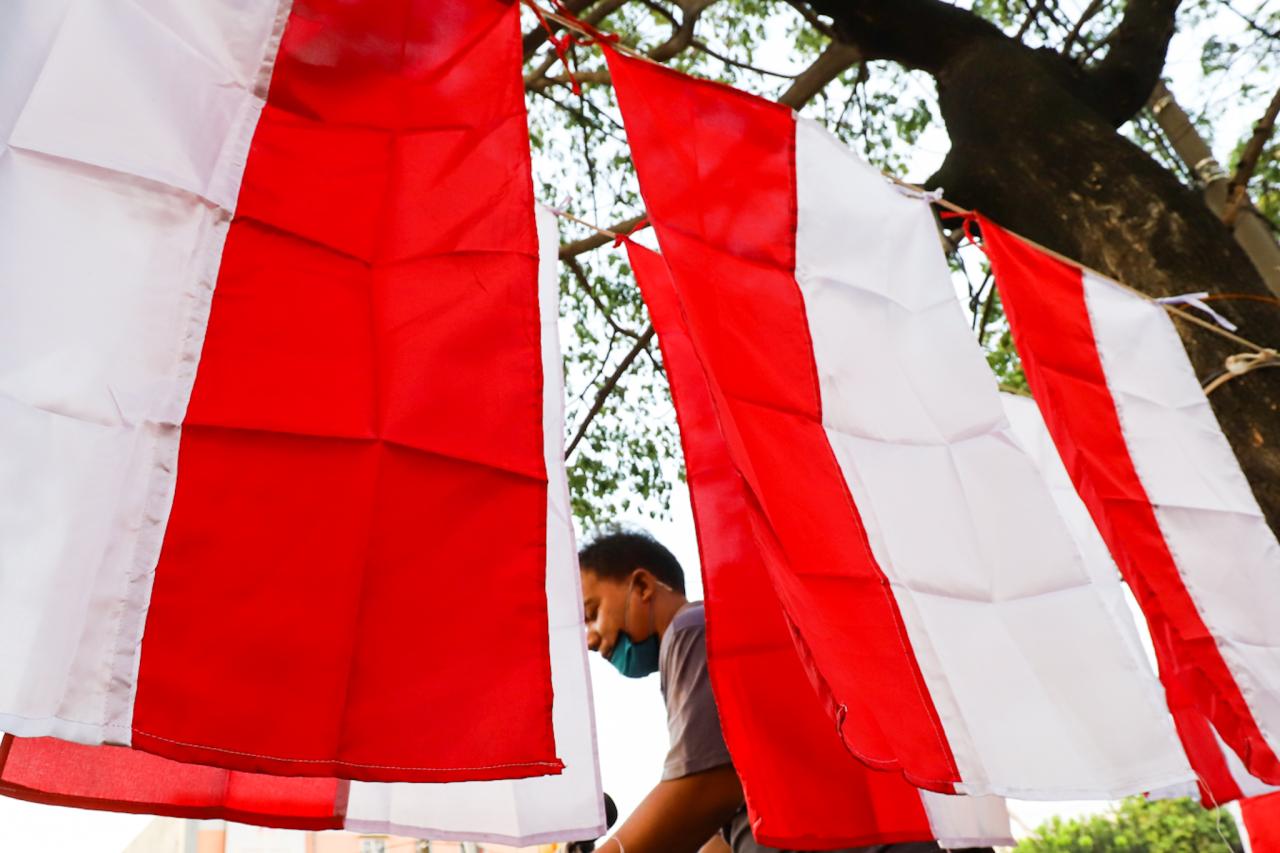 Pedagang Bendera Merah...