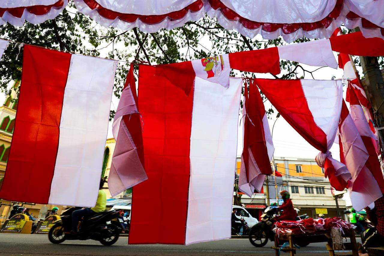 Pedagang Bendera Merah...