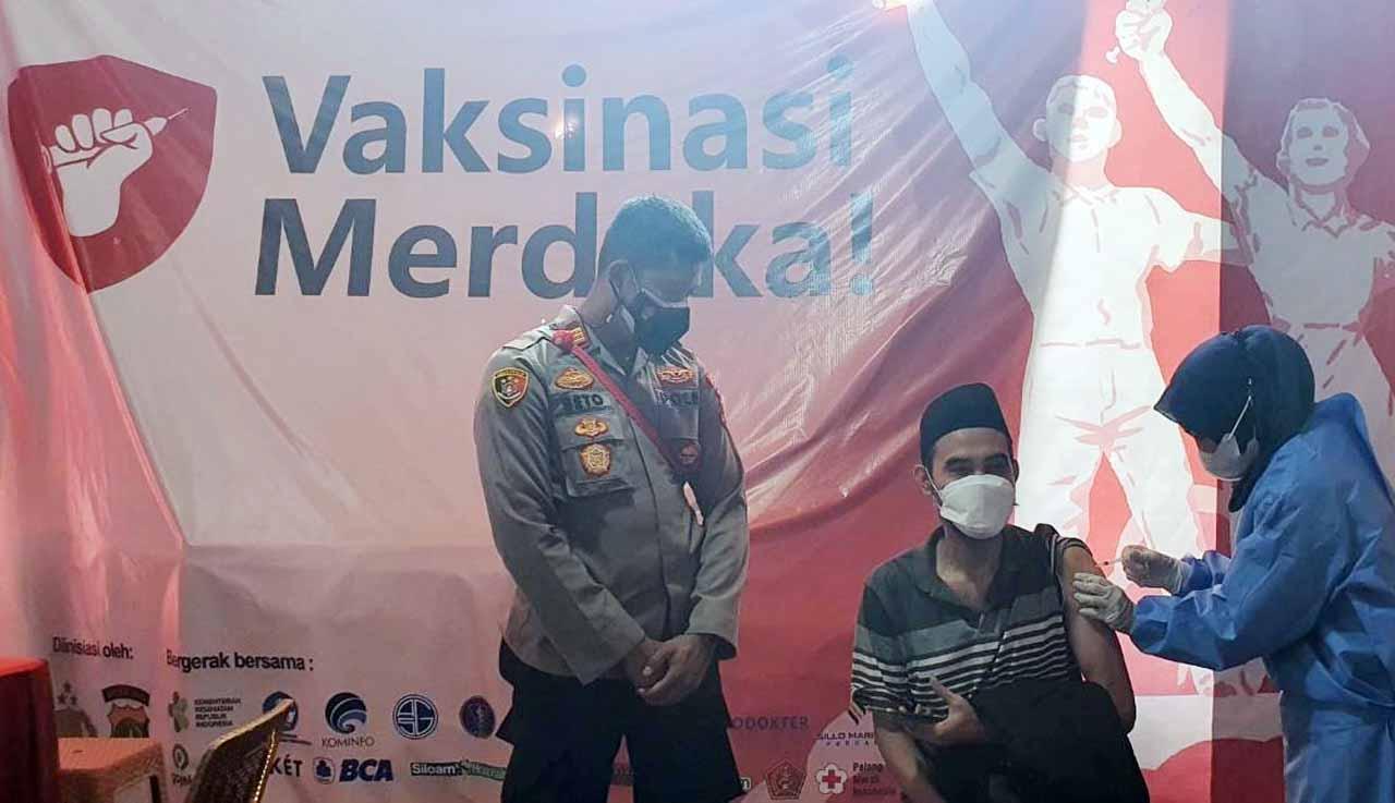 Ratusan Santri Serbu...