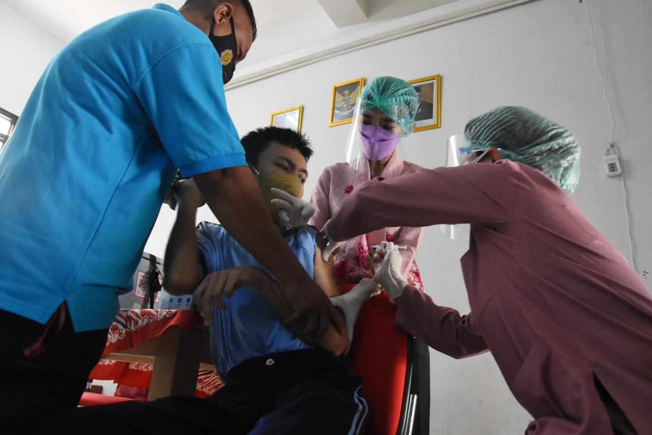 Vaksinasi Siswa Berkebutuhan...