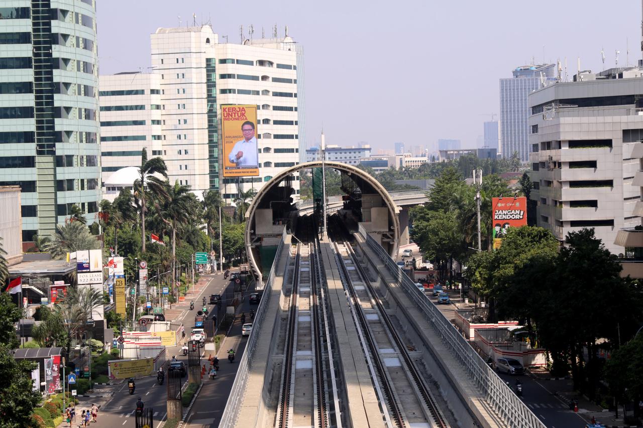 Jokowi Targetkan LRT...