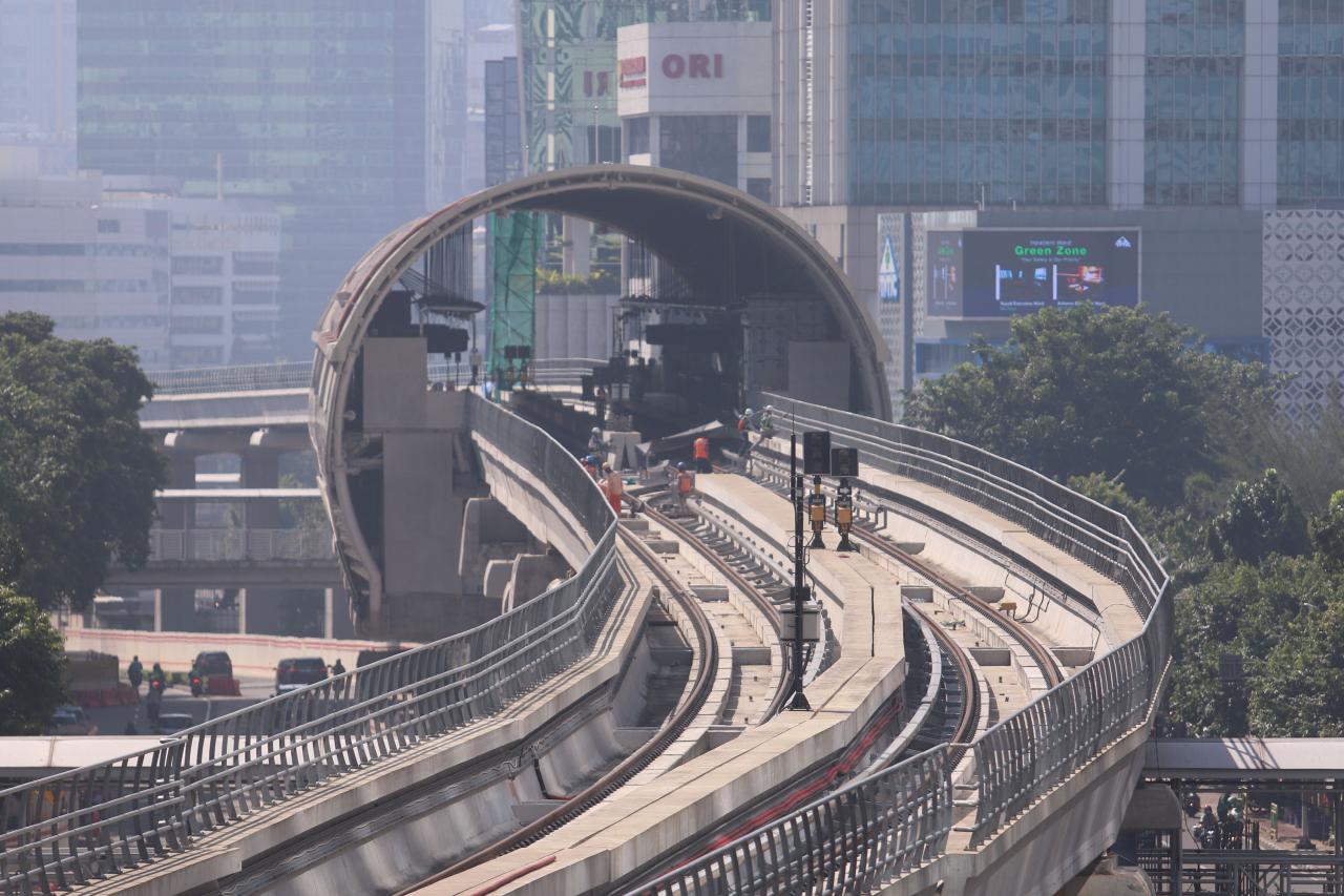 Jokowi Targetkan LRT...