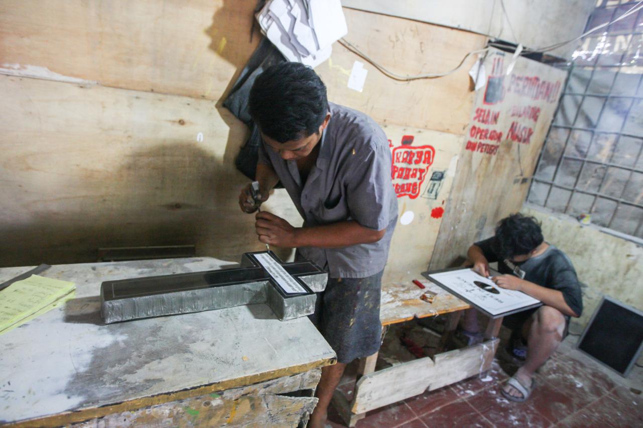 Pesanan Batu Nisan Meningkat...