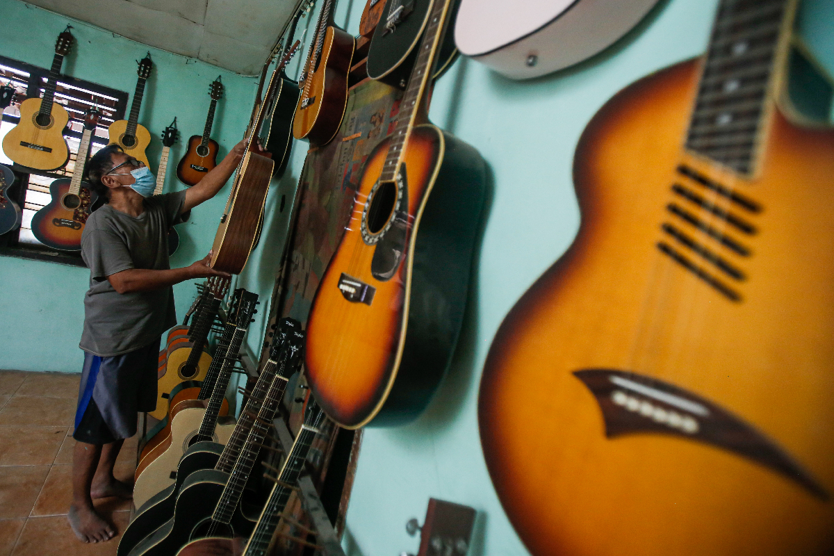 Melihat Bengkel Gitar...
