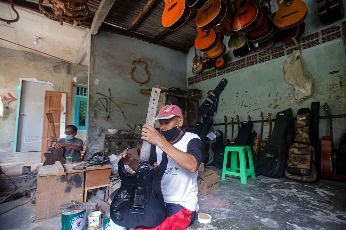 Melihat Bengkel Gitar...