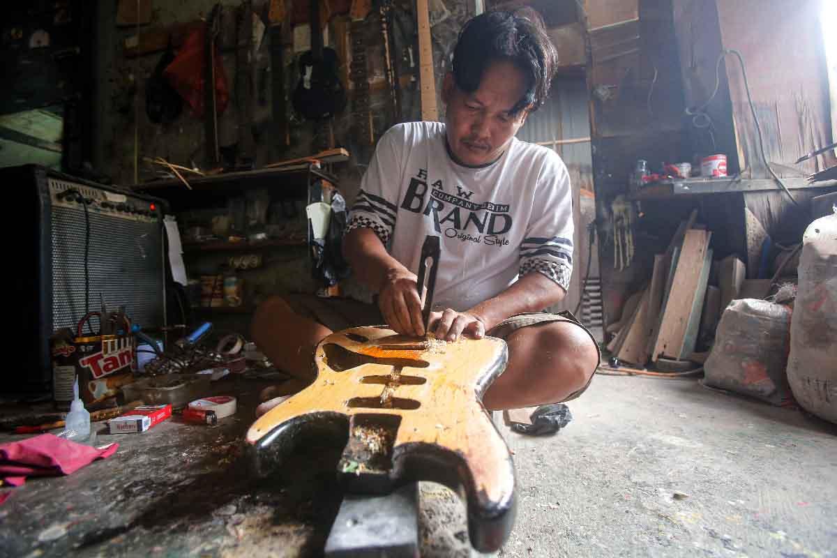 Melihat Bengkel Gitar...