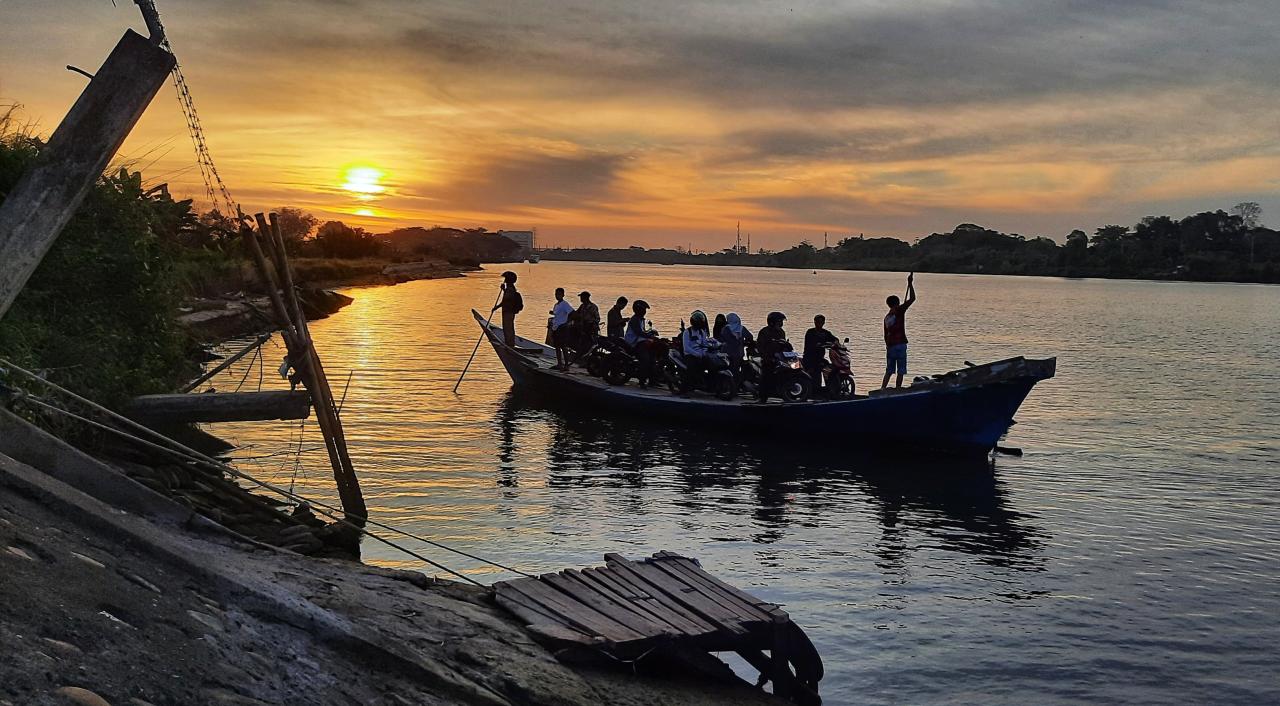 Perahu Penyeberangan...